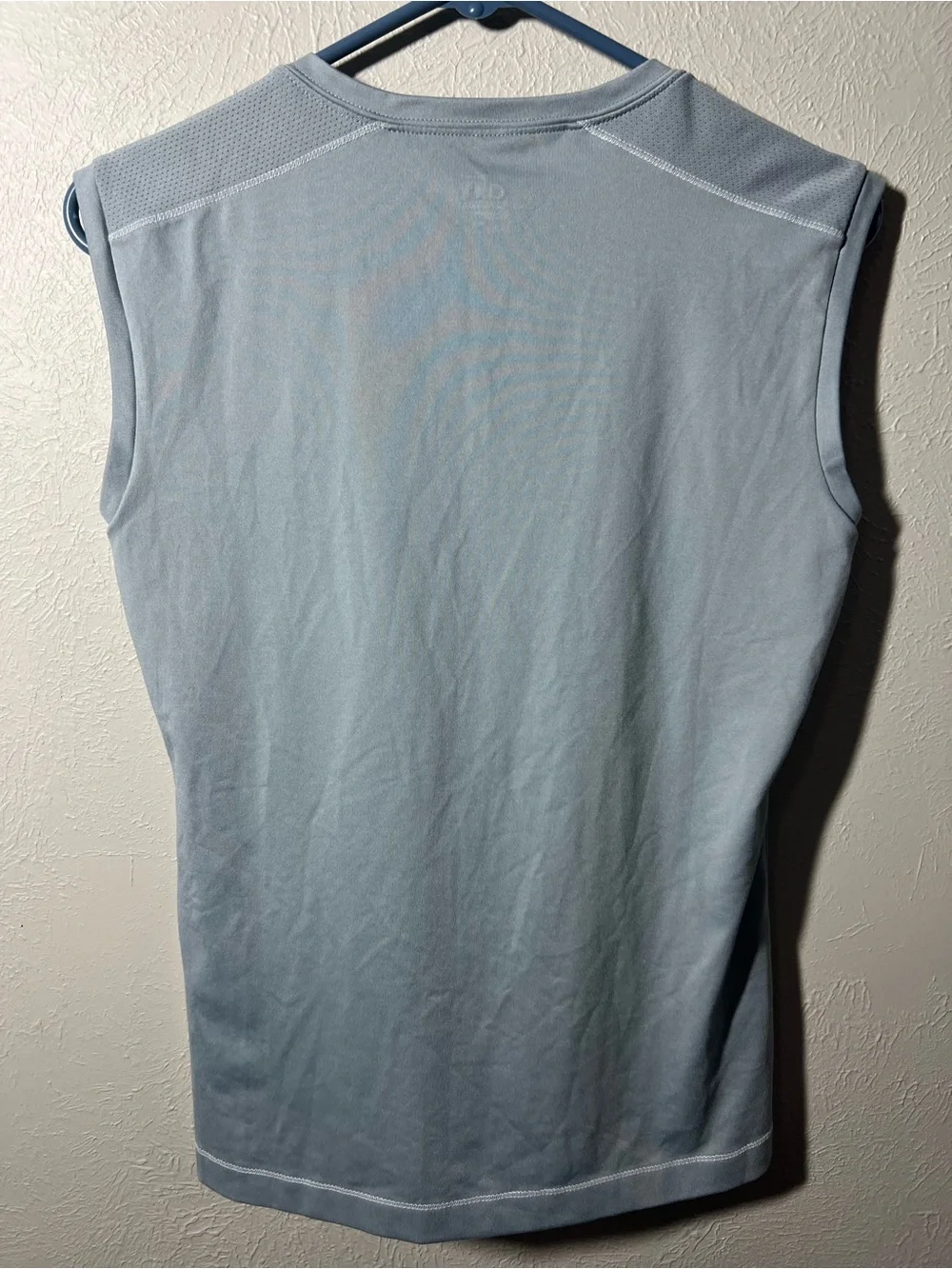 ALO Yoga coolfit Women’s Sleeveless V-Neck Tank Top in Light Blue size M